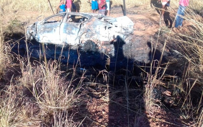 Jovem morre carbonizada após carro bater em árvore e pegar fogo; motorista foi arremessado do veículo