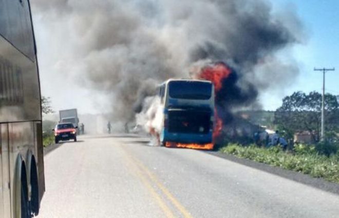 Ônibus da Viação Novo Horizonte pega fogo na Região Sudoeste da Bahia