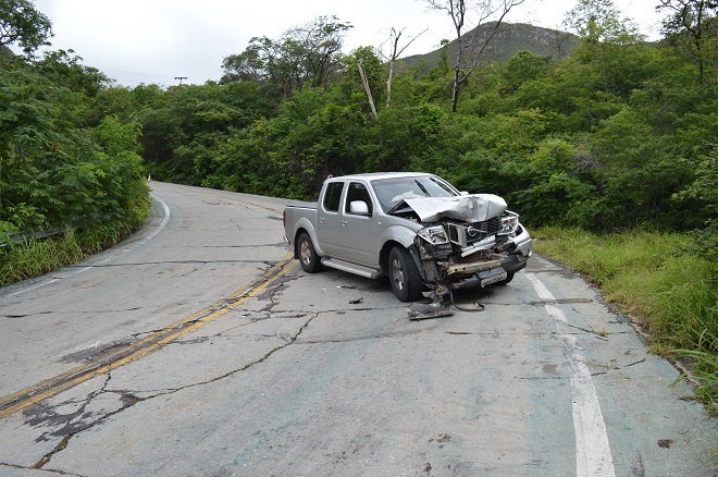 BA-148: Carro de passeio colide frontalmente com caminhão na Serra das Almas