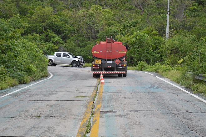 BA-148: Carro de passeio colide frontalmente com caminhão na Serra das Almas