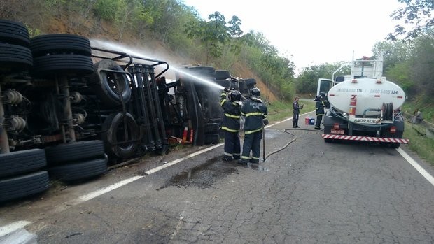 Motorista se fere e filho morre em acidente com carreta de óleo diesel BR-101