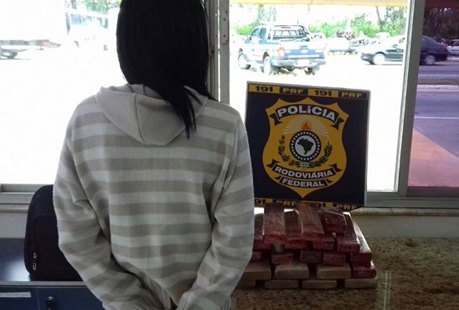 Adolescente é flagrada pela PRF transportando 20 kg de maconha para Ilhéus