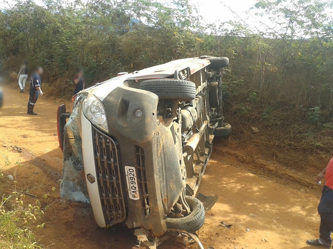 Livramento: A caminho de ocorrência ambulância do SAMU tomba em estrada vicinal