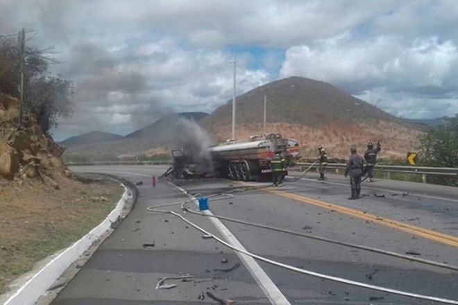 Batida entre carro e caminhão deixa 3 mortos na BR-116, na região de Jequié