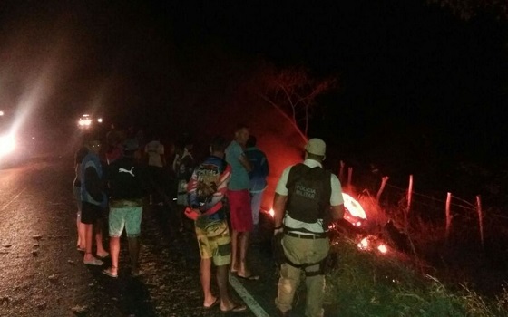 Carro pega fogo após bater em cavalo; motorista fica preso às ferragens e morre carbonizado