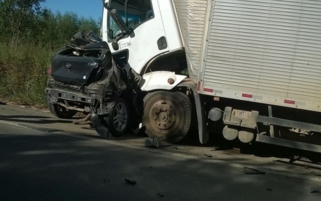 Acidente entre carro e caminhão deixa um morto de dois feridos na BR-101 no sul da Bahia