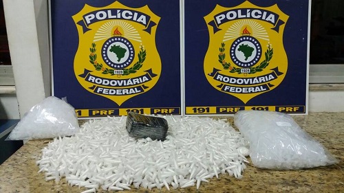 PRF apreende mochila com crack e mais de 2 mil pinos de cocaína em Conquista