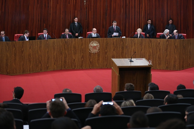 Julgamento de Temer no TSE entra no 2º dia com discussão sobre uso de delações