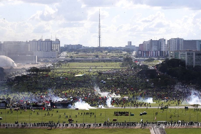 Manifestantes entram em confronto com policiais em Brasília