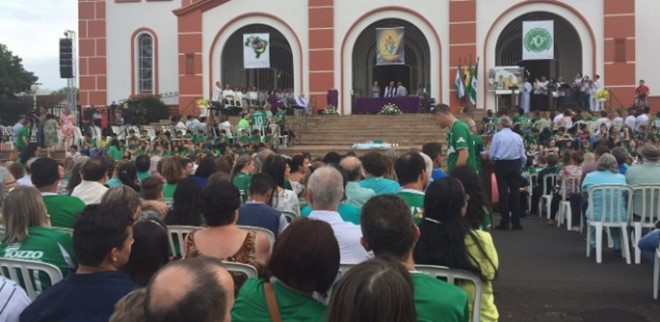 Chapecó reza missa de sétimo dia a céu aberto com 1.500 pessoas