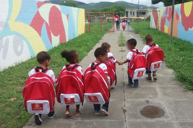 Jequié: Tamanho de mochilas entregues a alunos de creches vira piada na internet