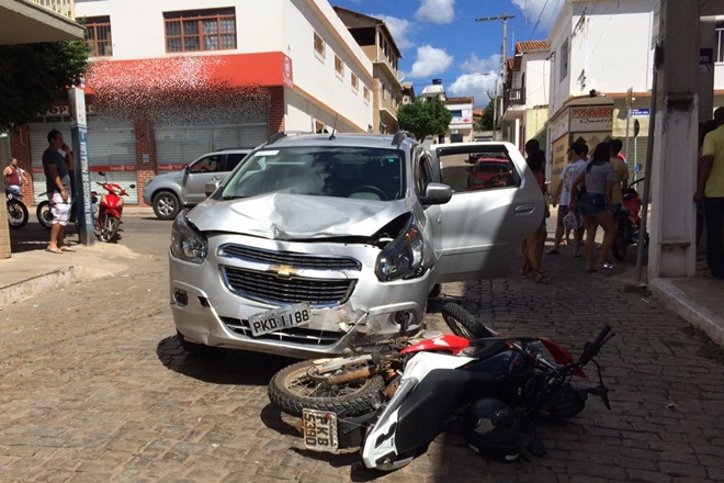 Acidente entre carro e moto deixo uma pessoa ferida em Livramento