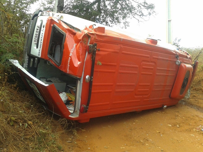 Livramento: A caminho de ocorrência ambulância do SAMU tomba em estrada vicinal