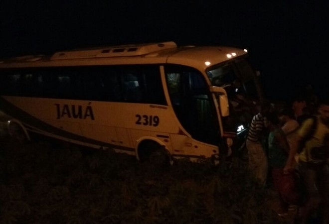 Acidente com ônibus da seleção de Cachoeira deixa casal morto na BA-046