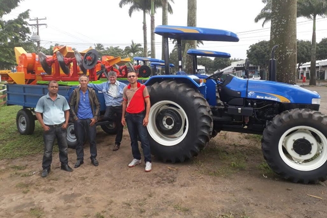 Luciano Ribeiro: Deputado entrega tratores agrícolas para os municípios de Guajeru e Licínio de Almeida