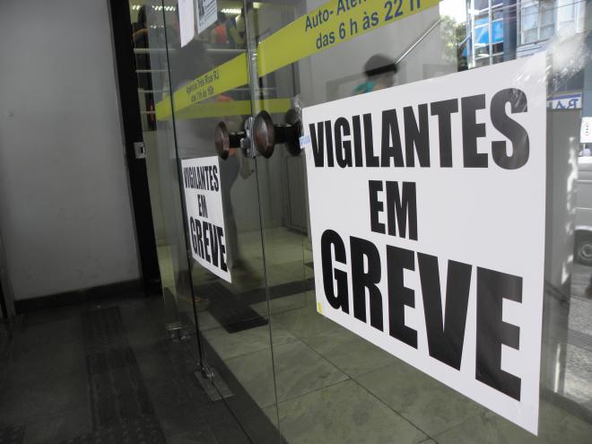 Greve de vigilantes faz agências bancárias suspenderem atendimentos